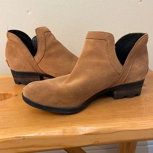 Sorel Lolla cut out ankle bootie size 8